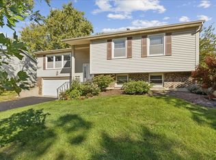 990 Brush Hill Ln, Lake Zurich, IL 60047