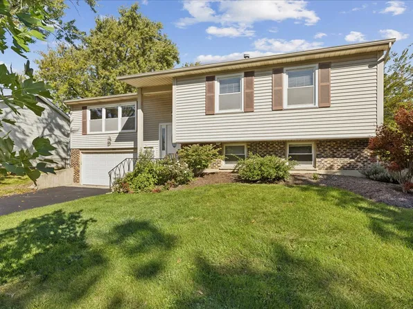 990 Brush Hill Ln, Lake Zurich, IL 60047