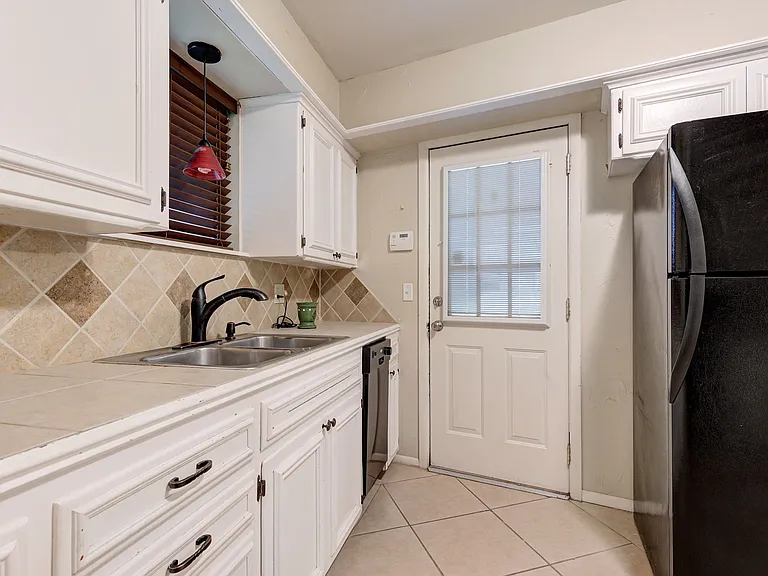 4616 N Harvey Pkwy — Photo 17