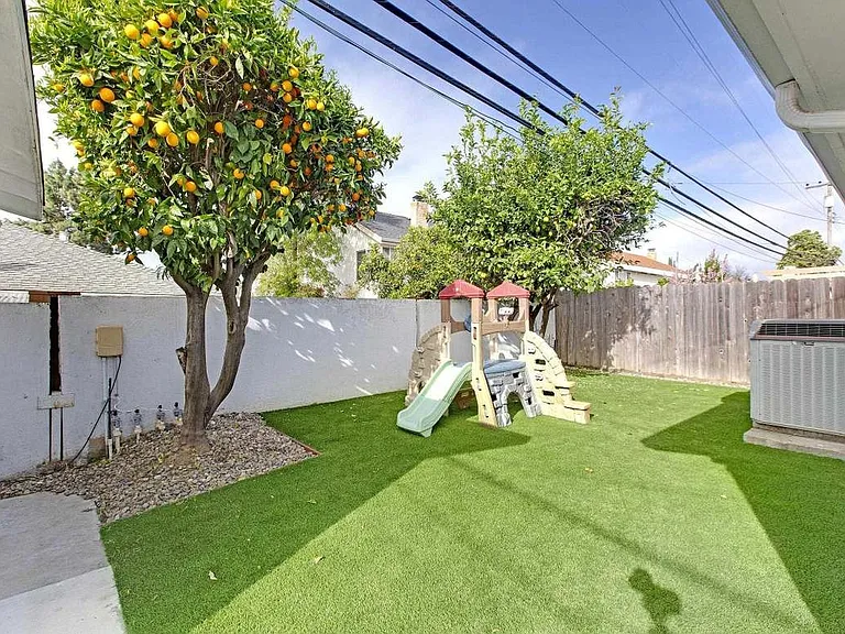 809 Gridley St — Photo 14
