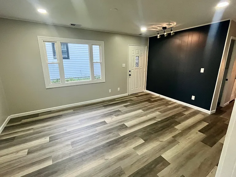 2645 Strong St — Photo 2