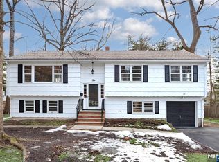 10 Villa Ct, Park Ridge, NJ 07656