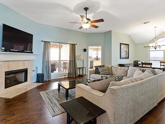 5th image of 905 Forest Hollow Dr