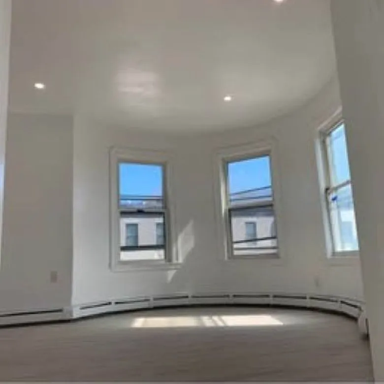 4 bed, 1309 sqft, $3,800 — Photo 3