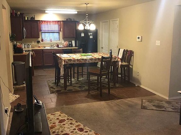3rd image of 325 Saunders Dr