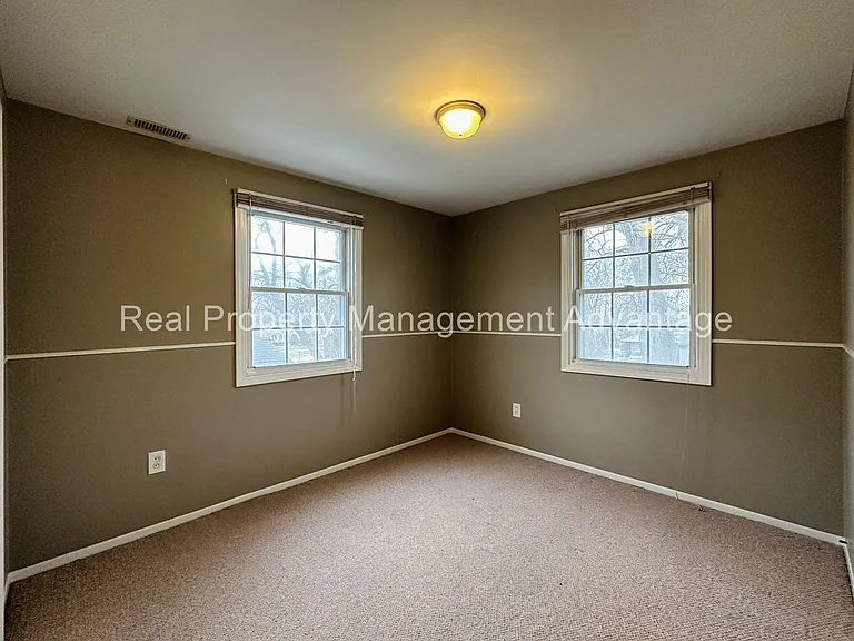23511 Wellington Ave — Photo 17