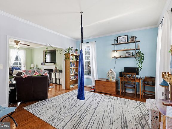 5th image of 325 Phillips St