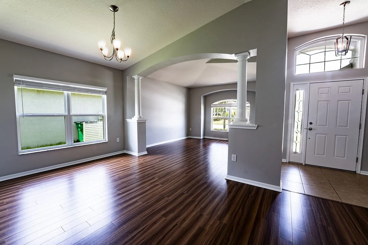 4 Bed, 2 Bath In Oak Creek — Photo 4