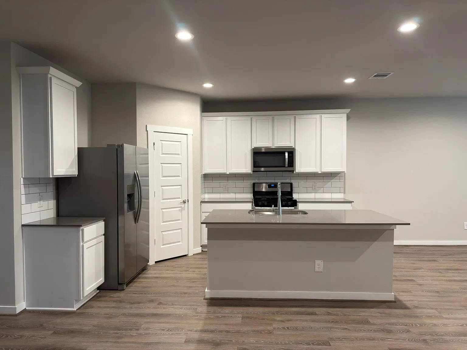 4 bed, 3.0 bath, 2299 sqft, $2,450 — Photo 2