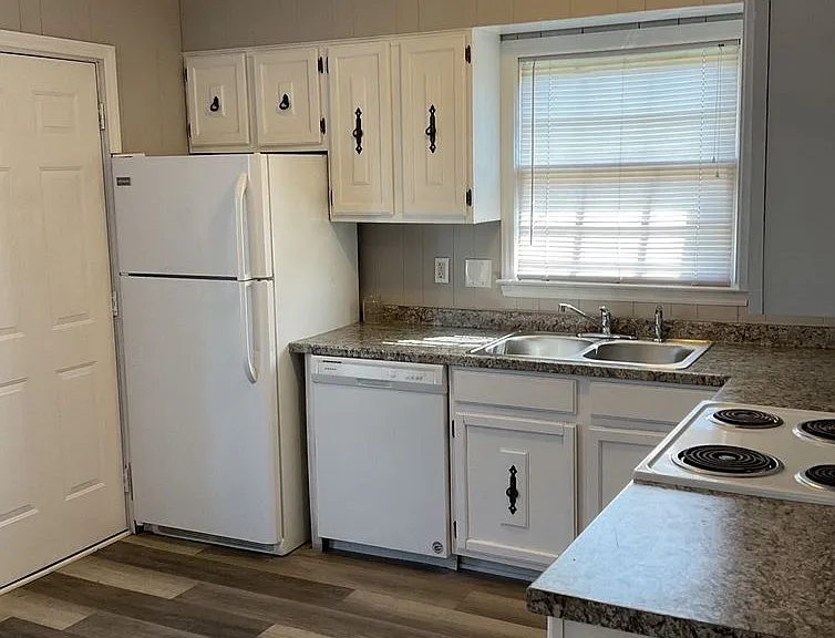 124 E Washington Ave — Photo 2