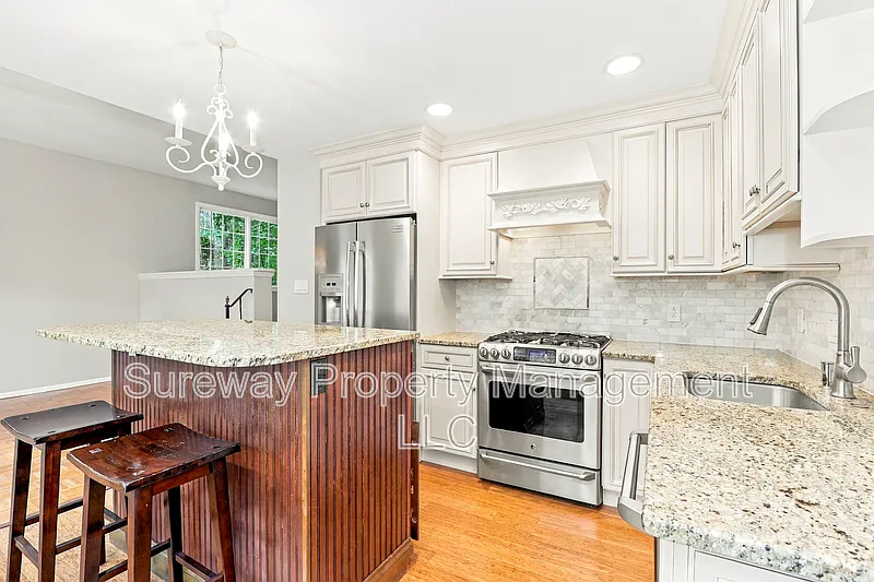 4 bed, 2.5 bath, 3200 sqft, $5,400 — Photo 4