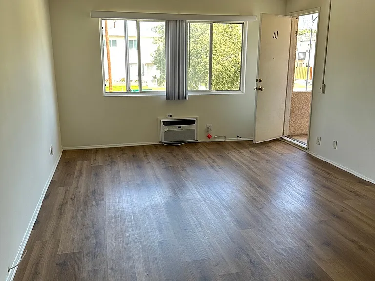 2720 W Victory Blvd #A1 — Photo 3