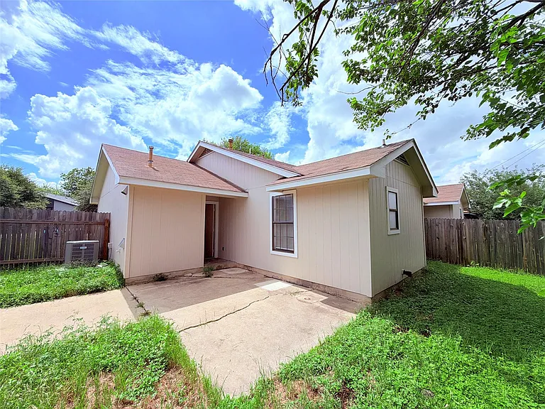 1215 Ridgemont St — Photo 22