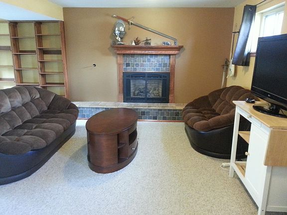 2nd living-room with gas fireplace