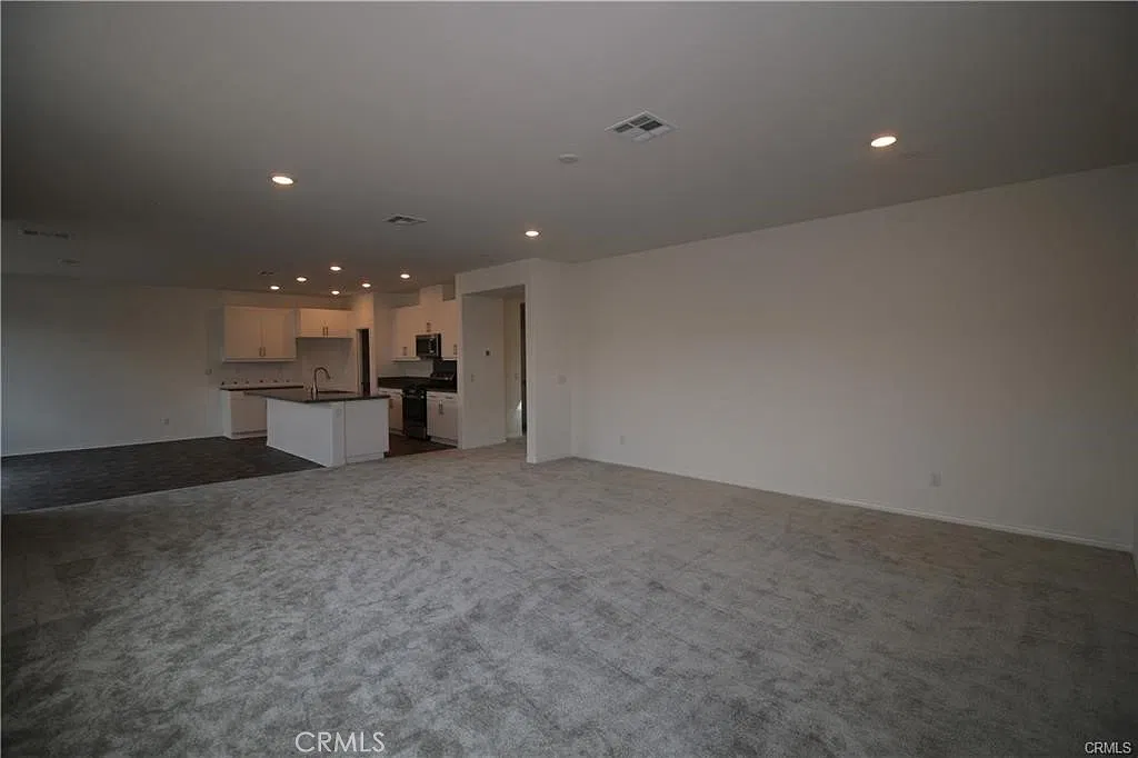 3 bed, 2.5 bath, 2800 sqft, $2,950 — Photo 3