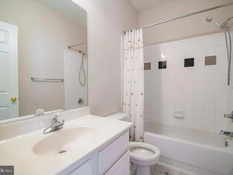 21785 Jarvis Sq — Photo 28