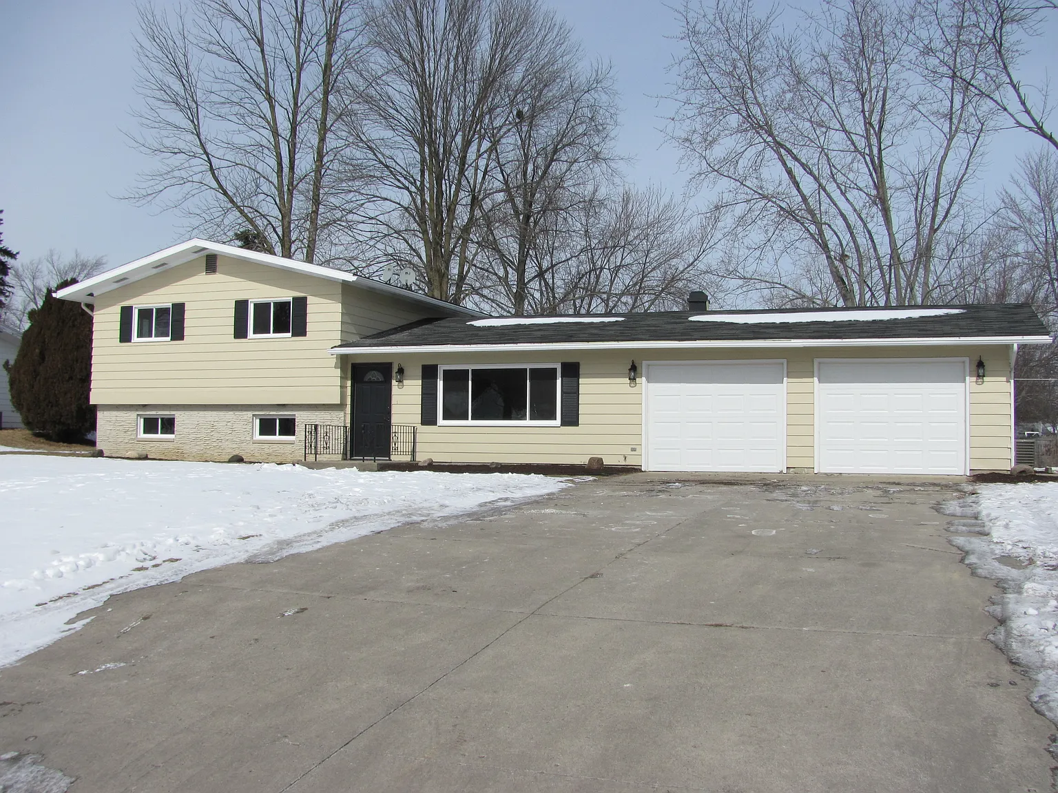 3009 Sundale Dr photo 1
