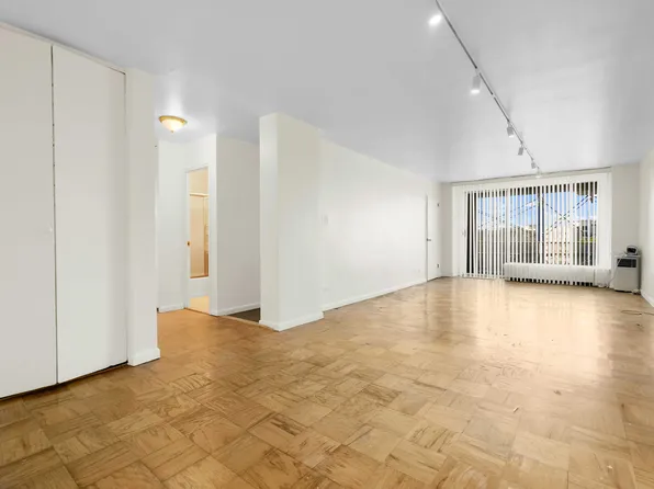 61-20 Grand Central Parkway image 5 of 24