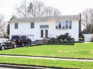 8 Dexter Ln, Kings Park, NY 11754