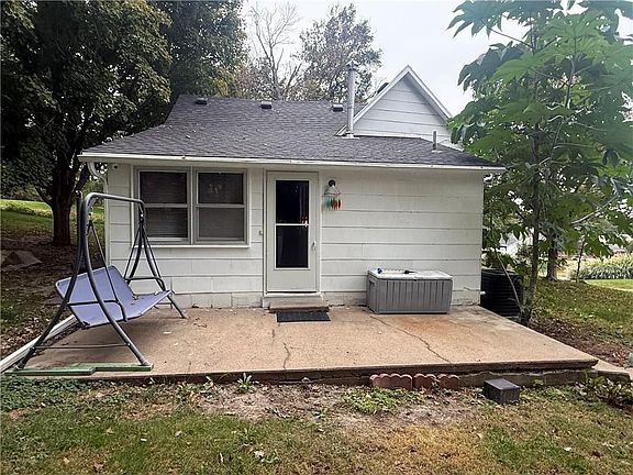 4th image of 407 E 4th St