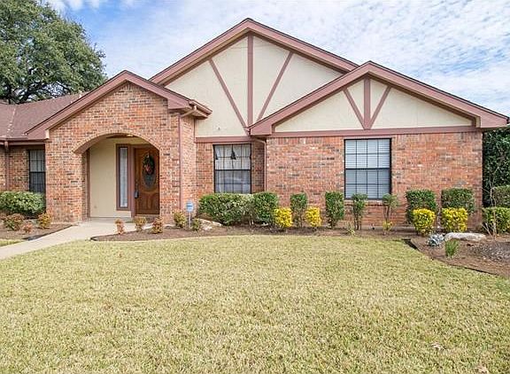 3rd image of 901 Oaklands Dr