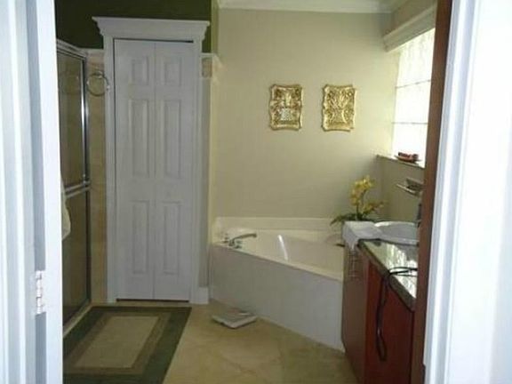 5th image of 807 SW 120th Ave