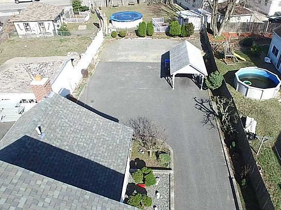 2nd image of 1005 Lonsdale Ave