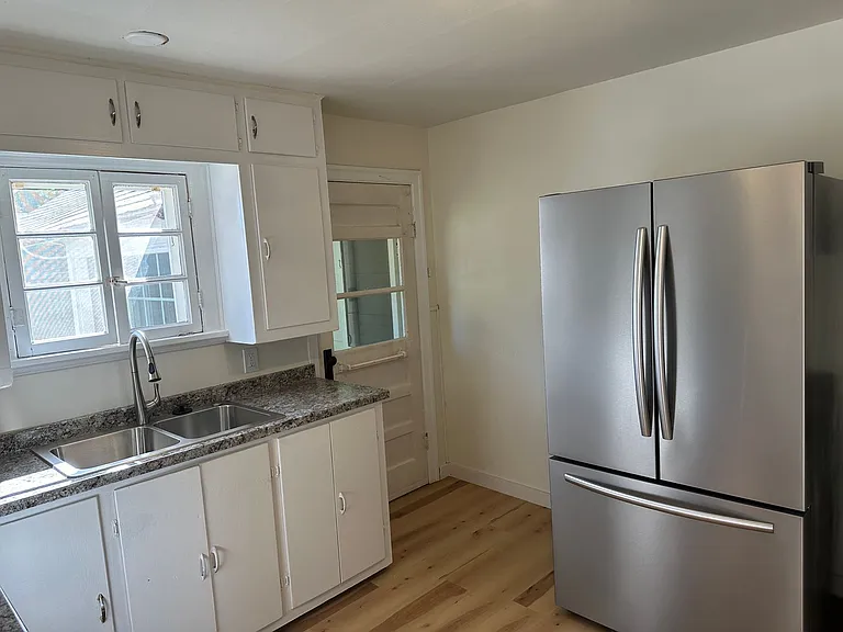 1560 Robert St — Photo 10