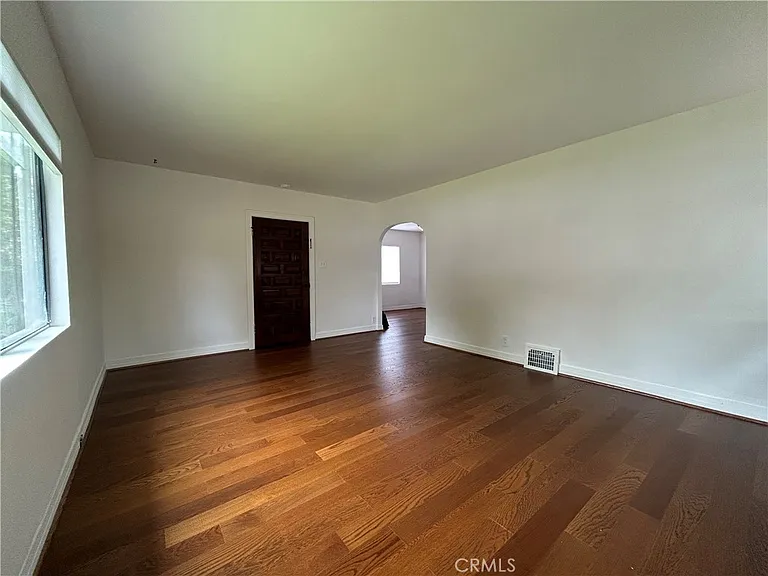 214 E Stocker St — Photo 6