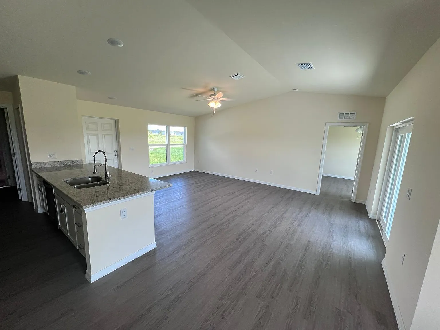 3 bed, 1325 sqft, $2,100 — Photo 3