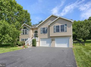2 Creamery Rd, Boiling Springs, PA 17007
