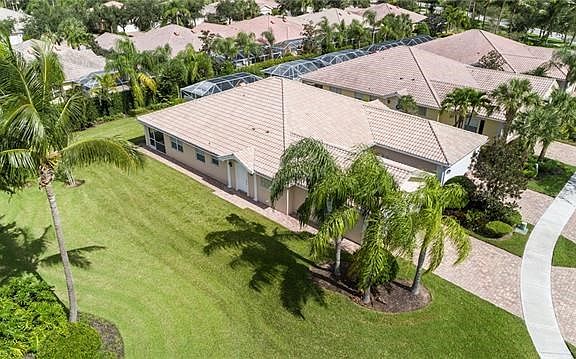 Pretty Landscaped Side Yard