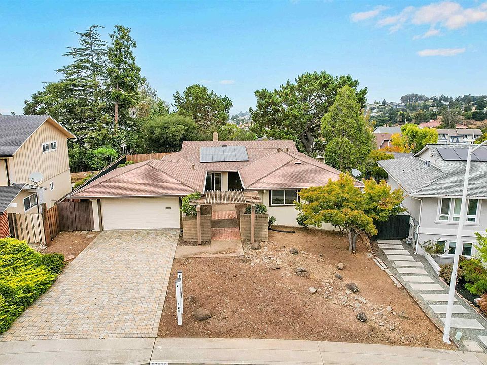 1st image of 27929 Edgecliff Way