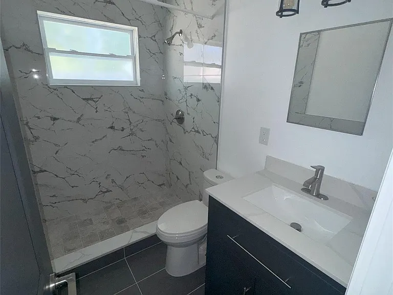10 SW 5th Ct — Photo 4