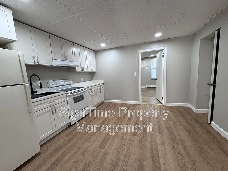 229 N Jonathan St #201 — Photo 3