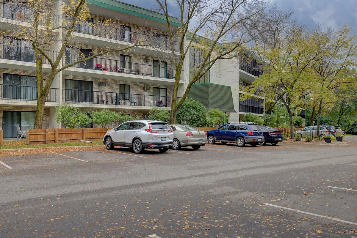 Building Photo - 10531 Cedar Lake Rd #213