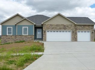 1826 W 3rd St, Pella, IA 50219