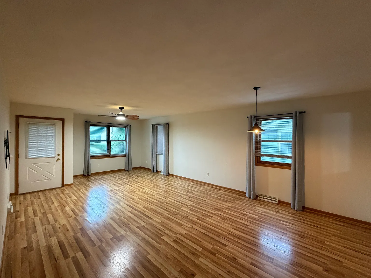 2 bed, 1058 sqft, $1,550 — Photo 3