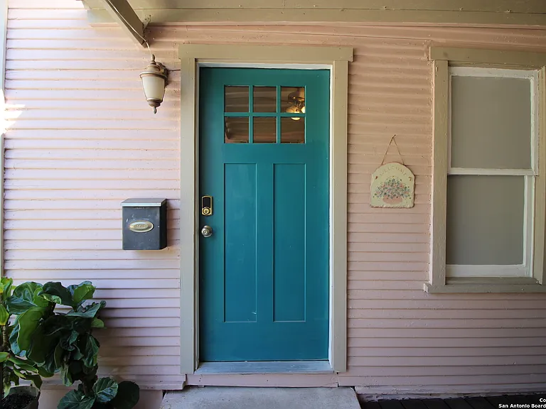 324 E French Pl — Photo 1