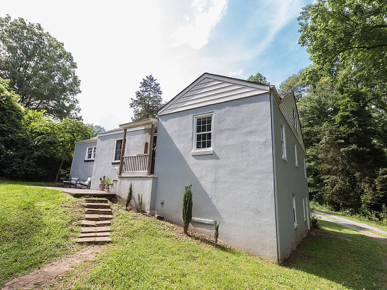 516 W King St — Photo 1