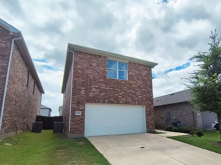 1809 Chapel Hill Rd — Photo 3