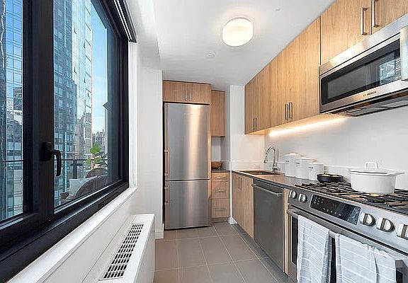 3rd image of 210 E 39th St APT 1702