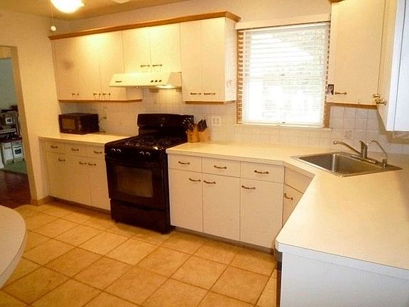 3rd image of 81 Lakeview Ter