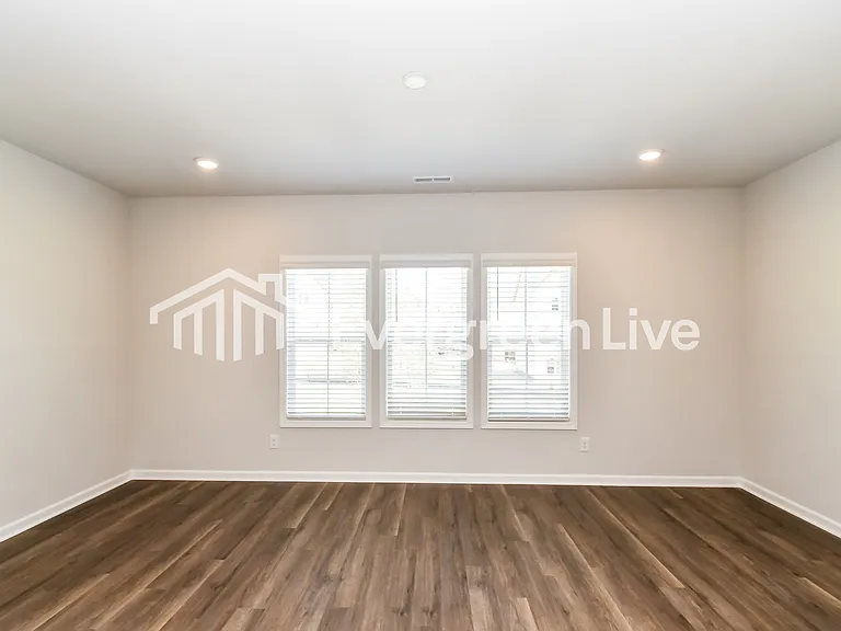 548 Hodge Rd — Photo 3