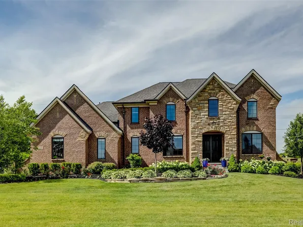 10486 Stoney Point Dr, South Lyon, MI 48178