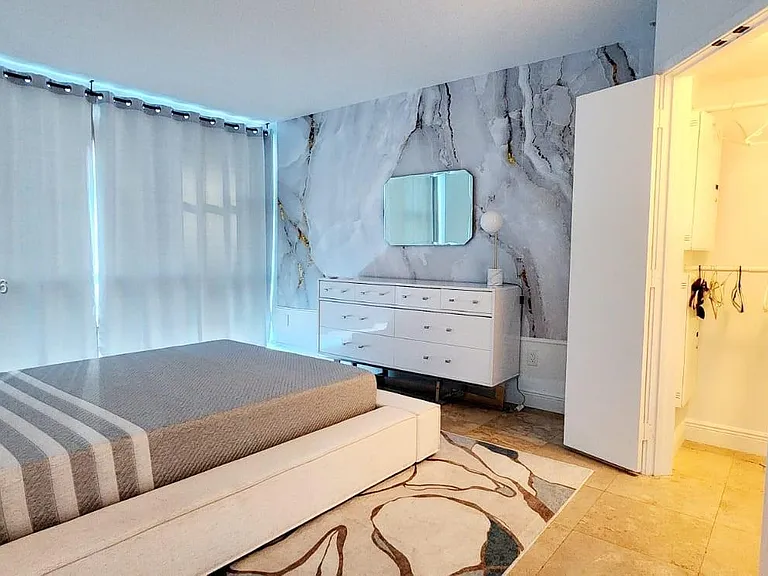 6801 Collins Ave #LPH05 — Photo 18