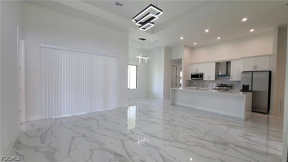 3 bed, 2.0 bath, 1886 sqft, $3,000 — Photo 2
