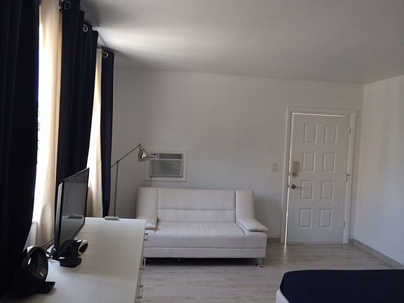 2nd image of 1600 Pennsylvania Ave APT 11