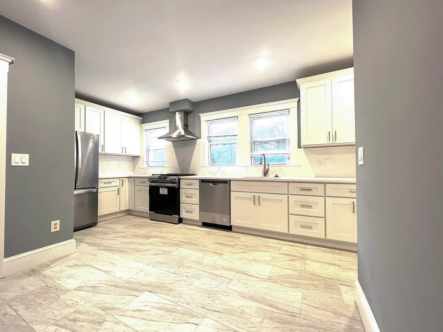 3 bed, 1.5 bath, 1000 sqft, $3,200 — Photo 2