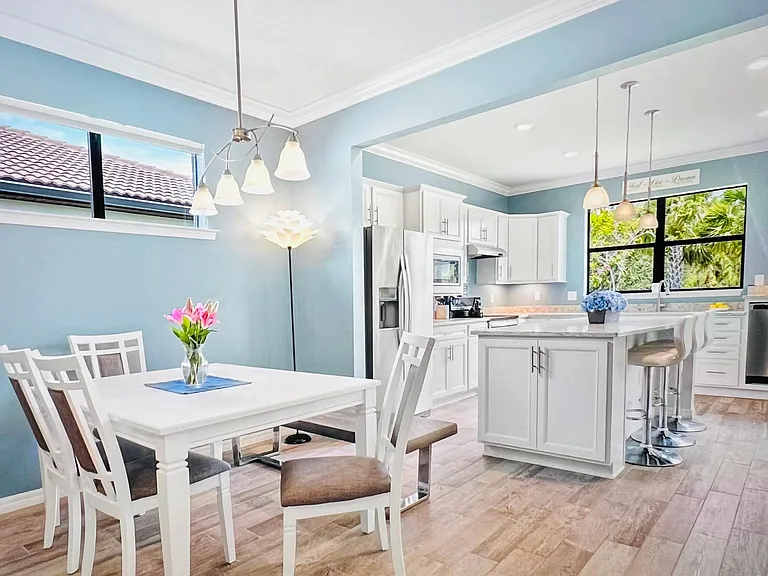 Dining/kitchen area